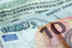 Рубль не изменился к доллару и юаню на старте торгов в ожидании сигналов с мировых рынков