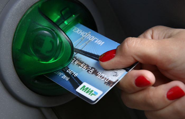 В Киргизии 10 из 23 банков перестали обслуживать карты "Мир"