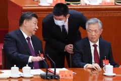 Экс-председатель КНР Ху Цзиньтао покинул съезд компартии Китая до его закрытия