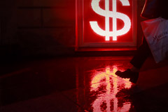 Рубль подрос к доллару и подешевел к евро вслед за их динамикой на Forex