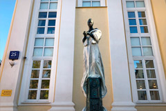 На Остоженке установили памятник Галине Вишневской