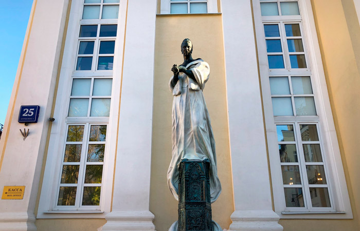 На Остоженке установили памятник Галине Вишневской