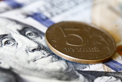 Рубль остался стабилен к доллару и юаню на старте торгов в ожидании новых стимулов