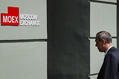 Рынок акций РФ открылся снижением индексов РТС и МосБиржи на 0,4-0,7%