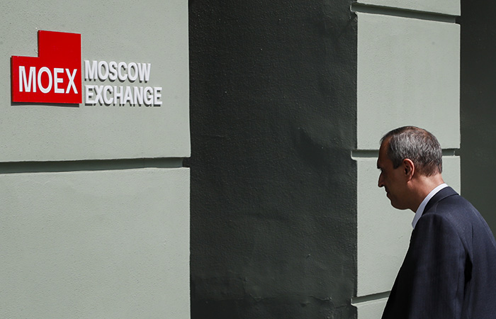 Рынок акций РФ открылся снижением индексов РТС и МосБиржи на 0,4-0,7%