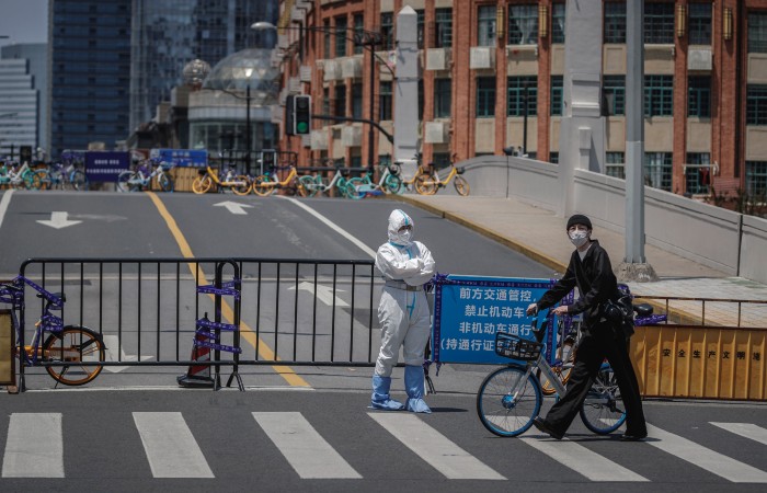 Власти Шанхая в попытках сдержать COVID-19 полностью закрыли метро