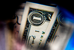 Банк России подтвердил намерение продлить ограничения на снятие наличной валюты