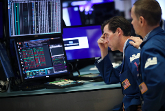 Рынок акций США снизился во вторник после сильных статданных