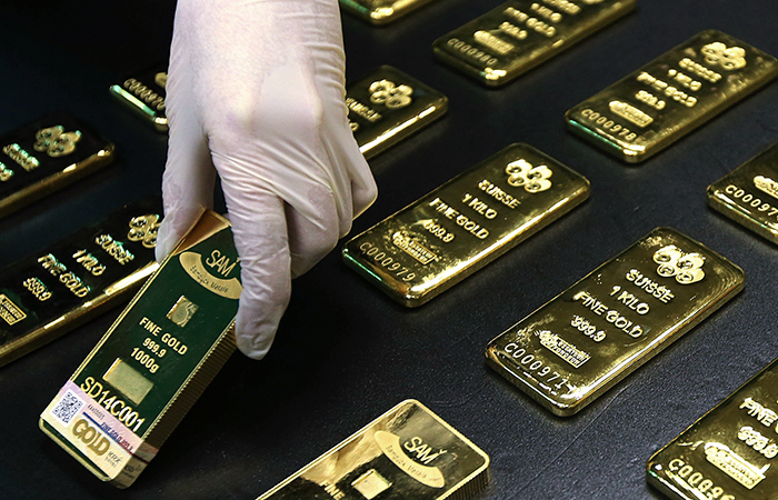 Золото резко подешевело после подъема ставки Федрезервом