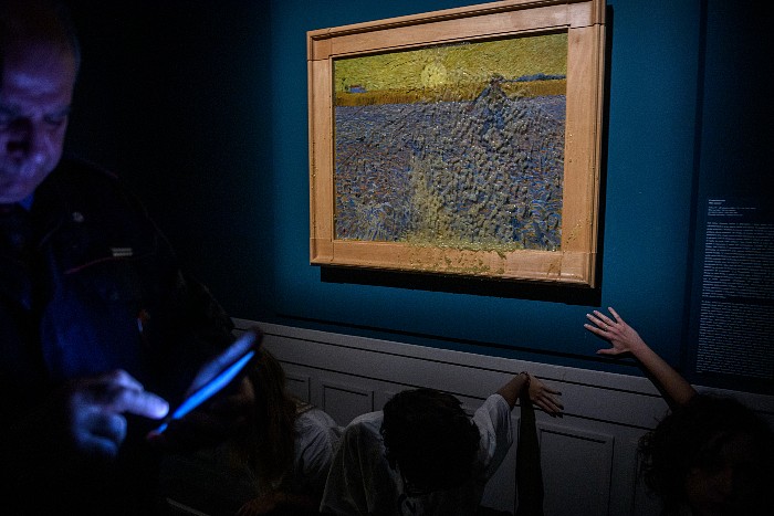 Экоактивисты облили супом еще одну картину Ван Гога