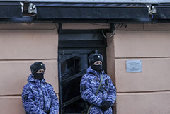 Более 40 человек доставили к следователям после обысков в петербургских барах