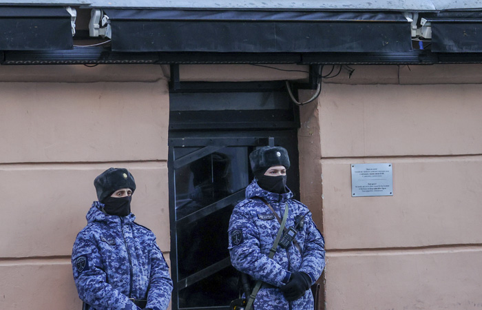 Более 40 человек доставили к следователям после обысков в петербургских барах