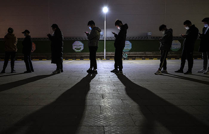 Недельные показатели заболеваемости COVID-19 в мире выросли впервые за осень