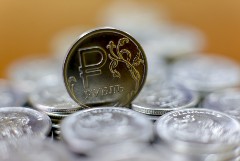 Рубль слабо изменился на старте торгов из-за наметившейся стабилизации на мировых рынках