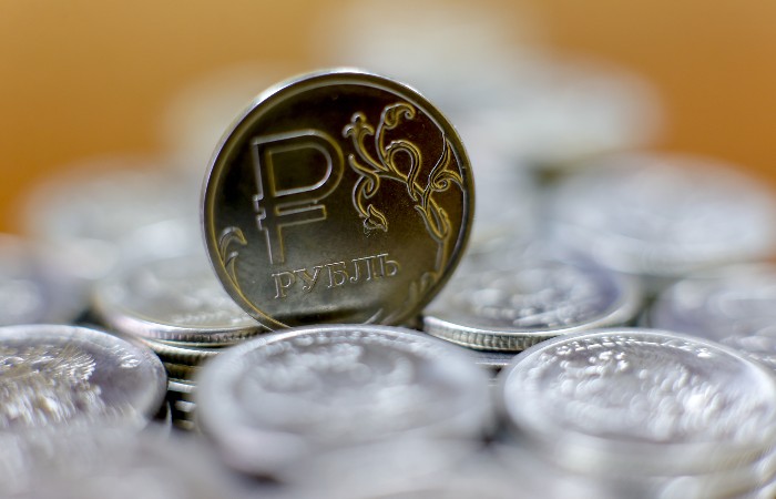 Рубль слабо изменился на старте торгов из-за наметившейся стабилизации на мировых рынках
