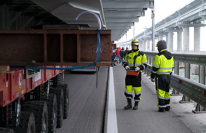 Автомобильное движение по Крымскому мосту возобновили после остановки из-за ремонта