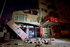 В результате землетрясения в Турции пострадали не менее 35 человек