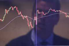 Рубль стабилен к доллару и юаню на старте торгов на фоне низколиквидного рынка