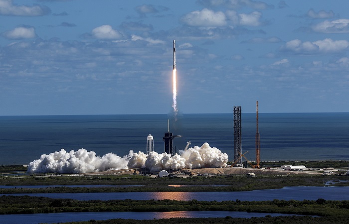 Корабль Cargo Dragon компании SpaceX в воскресенье должен причалить к МКС