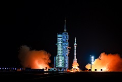 Пилотируемый корабль "Шэньчжоу-15" пристыковался к орбитальной станции КНР