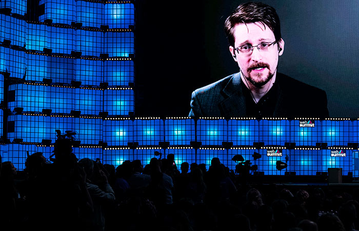 Эдвард Сноуден получил российский паспорт