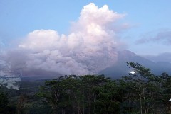 В Индонезии вновь начал извергаться крупнейший вулкан Семеру