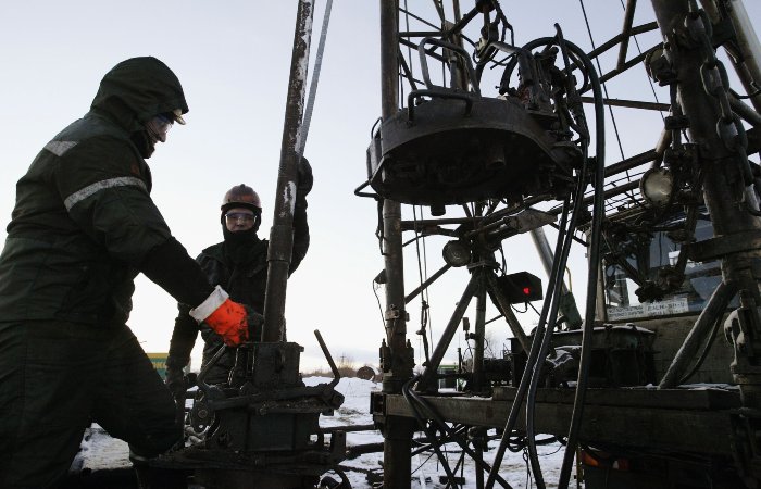 Запрет на импорт и транспортировку морем нефти из РФ вступит в силу в понедельник