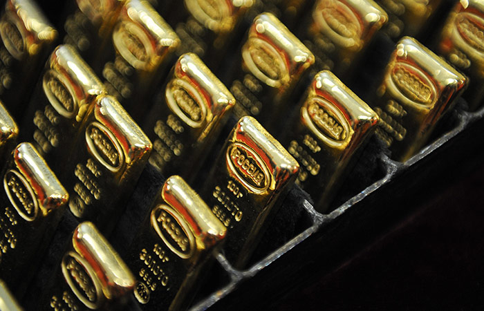 Золото торгуется вблизи четырехмесячного максимума благодаря слабому доллару