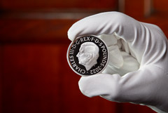 Первые монеты с портретом Карла III поступили в обращение в Великобритании