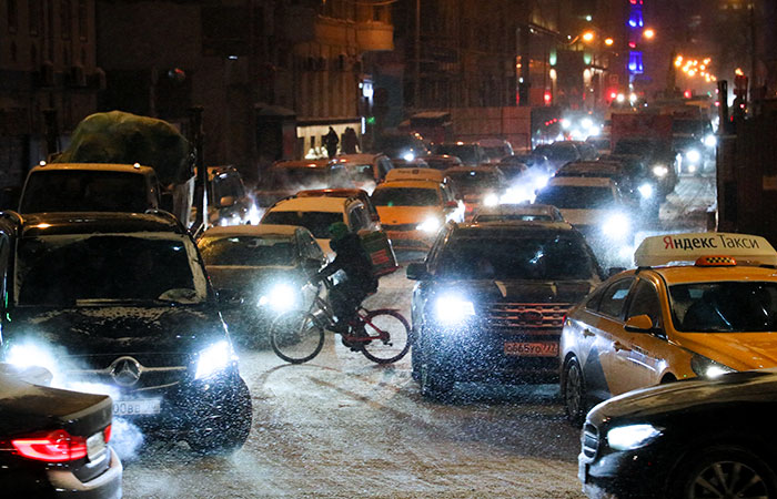 Пробки в Москве вечером достигнут 9-10 баллов из-за снегопада и гололедицы