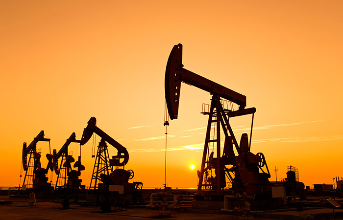 Цены на нефть восстанавливаются после падения до годовых минимумов накануне