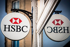 HSBC начал приглашать на работу сотрудников банков, сокращающих штат