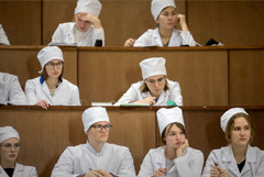 Путин предложил ввести постоянные должности для студентов-медиков в первичном звене