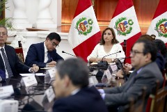 Президент Перу отказалась уходить в отставку и требует досрочных выборов
