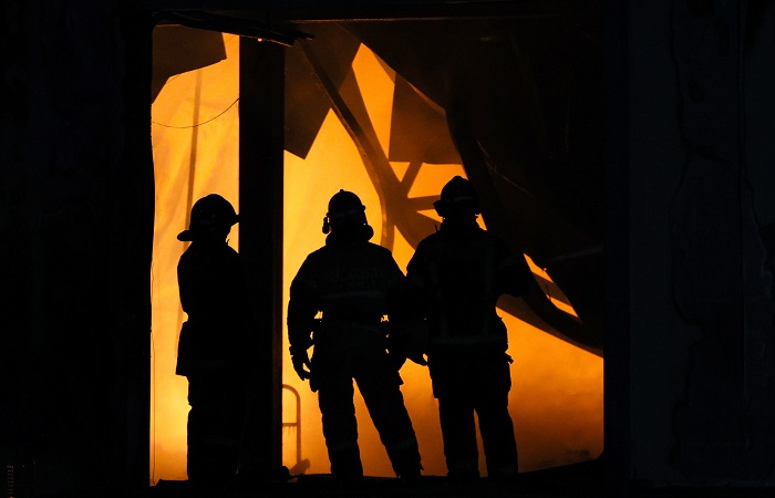 Пожар на складах на площади две тыс. кв. м. полностью потушили во Владивостоке