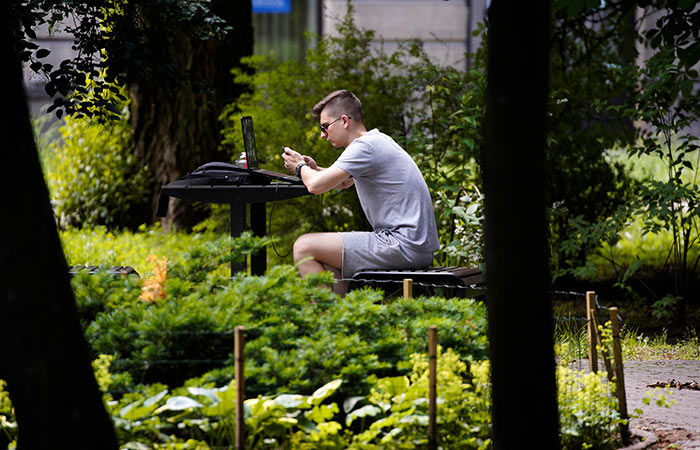 Запрет работать удаленно в РФ может затронуть нерезидентов страны, занятых в ряде сфер