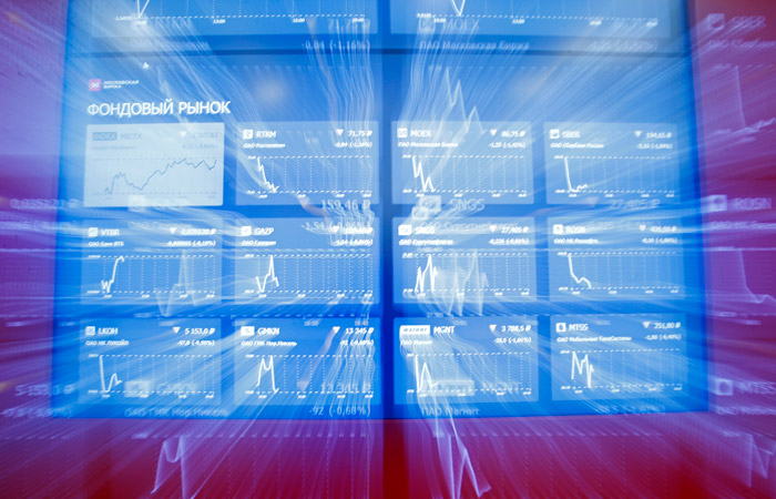 Рынок акций РФ открылся снижением индексов МосБиржи и РТС на 0,2-0,9%