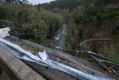 Шесть человек погибли в Испании в результате падения автобуса в реку