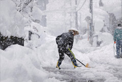 Из-за сильных снегопадов в Японии 17 человек погибли, более 90 пострадали
