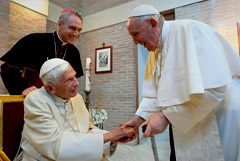 Папа Франциск попросил молиться за тяжелобольного Бенедикта XVI