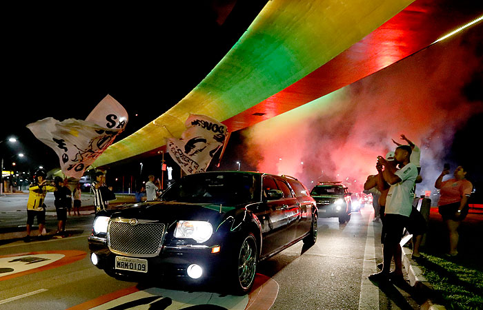 Гроб с телом Пеле доставили на стадион "Сантос" для церемонии прощания