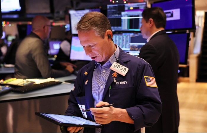 Уолл-стрит закрылась в плюсе, несмотря на "ястребиный" протокол ФРС