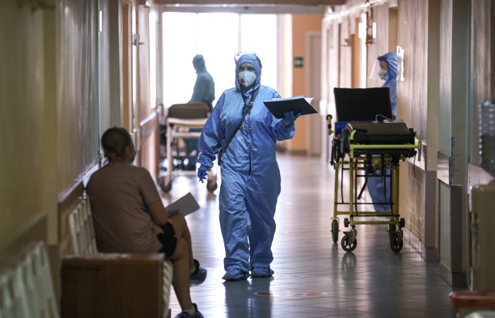 В РФ за сутки COVID-19 заболели 3,3 тыс. человек