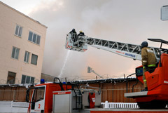 К тушению пожара в автосервисе на севере Москвы привлекли вертолеты