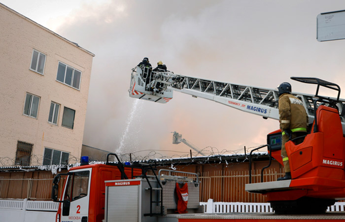 К тушению пожара в автосервисе на севере Москвы привлекли вертолеты