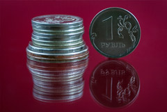 Курс рубля резко усилил рост на сообщениях Минфина и ЦБ о продаже валюты