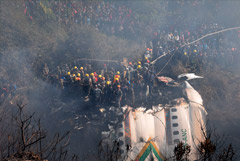 В Непале возобновили поиски четырех человек на месте авиакатастрофы