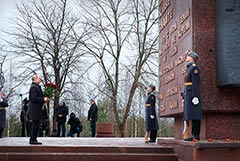 Путин возложил венок к монументу "Мать-Родина" на Пискаревском кладбище