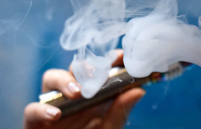 Володин поручил комитетам Думы изучить вопрос о запрете вейпов для школьников