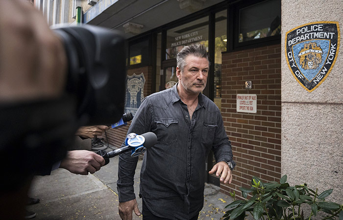 Алеку Болдуину предъявят обвинение в непредумышленном убийстве оператора